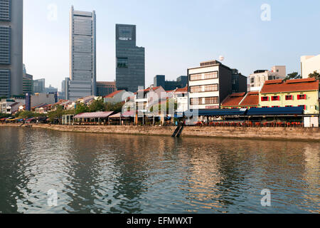 Boat Quay und den Singapore River in Singapur. Stockfoto