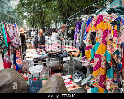 Frau im bunten Geisha Kimono Kostüm Einkaufen in der Marunouchi-Wochenende-Flohmarkt Stockfoto