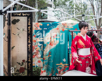 Frau im bunten Geisha Kimono Kostüm Einkaufen in der Marunouchi-Wochenende-Flohmarkt Stockfoto