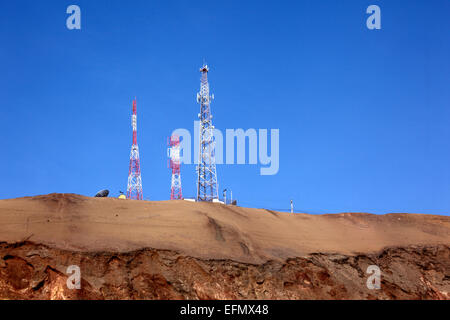 Handy-/Radiomasten auf dem Hügel der Wüste Cerro El Morro Gordo in der Nähe der Landzunge El Morro, in der Nähe von Arica, Chile Stockfoto