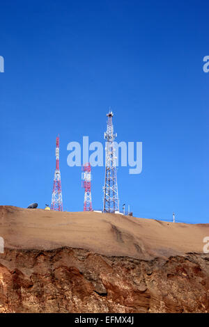 Handy-/Radiomasten auf dem Hügel der Wüste Cerro El Morro Gordo in der Nähe der Landzunge El Morro, in der Nähe von Arica, Chile Stockfoto