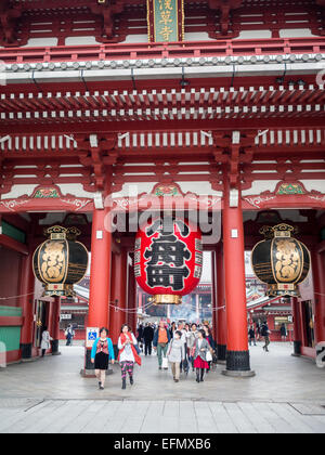 Senso-ji Temple Eingang Tori-Tor und große rote Laterne Stockfoto