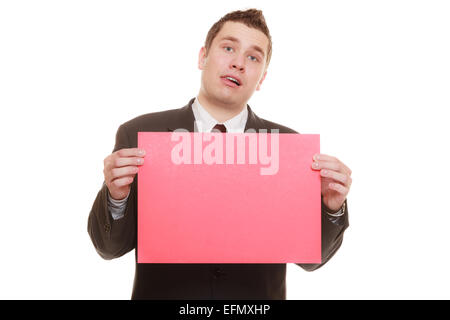 Nerdy Business-Mann oder goofy Student Mann hält Zeichen rote leere Kopie Platz für Text. Lustigen Gesichtsausdruck. isoliert auf weiß b Stockfoto