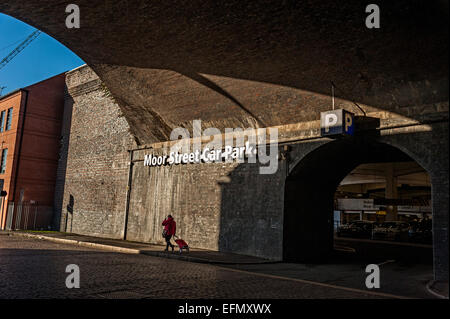 Einfahrt zum Parkplatz Moor Street Birmingham unter Moor street Bahnhofsgebäude Stockfoto