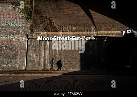 Einfahrt zum Parkplatz Moor Street Birmingham unter Moor street Bahnhofsgebäude Stockfoto