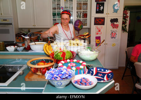 Kaukasischen Frau in ihren Dreißigern, sich am Mittagsbuffet zu Hause für 4. Juli Independence Day, USA Stockfoto