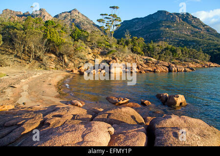 Blick über Honeymoon Bay, Mt Amos Gefahren, Freycinet National Park Stockfoto