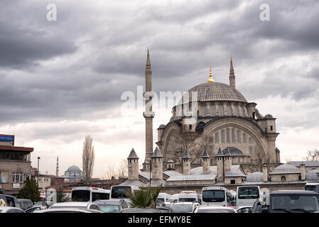 ISTANBUL, Türkei – die Nuruosmaniye-Moschee im osmanischen Barockstil dominiert die Skyline des Stadtteils Çemberlitaş, in der Ferne ist die neue Moschee aus dem 17. Jahrhundert (Yeni Camii) zu sehen. Die 1755 fertiggestellte Nuruosmaniye-Moschee ist ein Pionierbeispiel der osmanischen Barockarchitektur neben dem Großen Basar. Diese Ansicht demonstriert den architektonischen Dialog zwischen klassischem osmanischem und barockem Moscheendesign auf Istanbuls historischer Halbinsel. Stockfoto