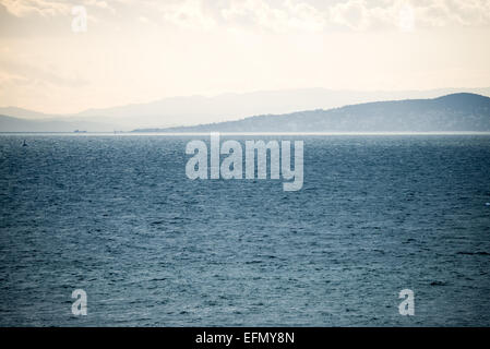 Sea of Marmara View Istanbul Turkey // ISTANBUL, Türkei - Ein Blick über das Marmaromeer an einem ruhigen Morgen vor Istanbul, Türkei. Der Bosporus, ein wichtiger Wasserweg, der das Schwarze Meer mit dem Marmarameer verbindet, bietet atemberaubende Szenen von Istanbul mit seinen historischen Wahrzeichen und der geschäftigen maritimen Aktivität. Diese ikonische Meerenge teilt die Stadt in europäische und asiatische Seiten mit wunderschönen Palästen, Moscheen und Brücken am Wasser. Stockfoto