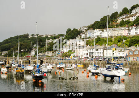 Boote vertäut am Fluß Looe, Looe, Cornwall, England, UK Stockfoto