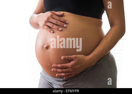 Baby-Bauch, Bild 8 Monat schwanger Frau mit ihrem Bauch Stockfoto