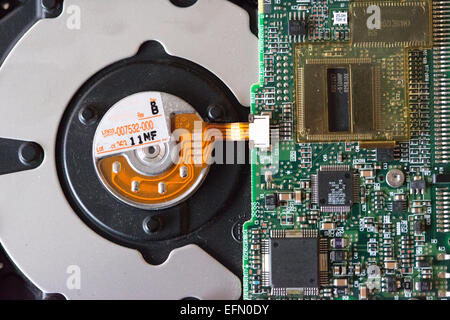 Computerplatine Festplattenlaufwerk // Nahaufnahme der Computerplatine auf einem internen Festplattenlaufwerk. Stockfoto