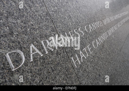 WASHINGTON DC, USA - ein Zitat von Dr. Martin Luther King Jr in den Marmor der MLK-Denkmal am Ufer des Tidal Basin in Washington DC geätzt. Das vollständige Zitat lautet: 'Finsternis nicht die Finsternis; nur Licht kann das. Hassen Sie nicht hassen, nur Liebe kann das tun." Das Zitat von seinem 1963 Buch Kraft zu lieben. Stockfoto