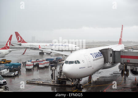 ISTANBUL, Türkei / Türkiye — drei Passagierflugzeuge der Turkish Airlines am Flughafen Istanbul Atatürk (Aiport Code ist). Zwei sind an den Toren angedockt, ein dritter fährt zum Start zur Landebahn. Stockfoto