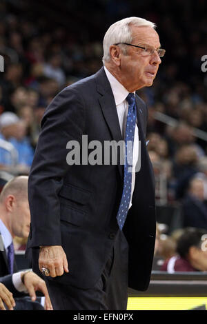 Chestnut Hill, Massachusetts, USA. 7. Februar 2015. North Carolina Tar Heels Trainer Roy Williams reagiert bei einem NCAA Basketball-Spiel zwischen den North Carolina Tar Heels und Boston College Eagles im Conte Forum in Chestnut Hill, Massachusetts. North Carolina besiegt Boston College 79-68.  Bildnachweis: Cal Sport Media/Alamy Live-Nachrichten Stockfoto