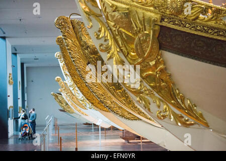 ISTANBUL, Türkei / Türkiye — das Istanbuler Marinemuseum stammt aus mehr als einem Jahrhundert und befindet sich heute in einem neuen zweckmäßig erbauten Gebäude am Ufer des Bosporus. Obwohl sie angeblich auf die türkische Marinestunde bezogen sind, besteht der Kern der Sammlung aus 14 kaiserlichen Kaiques, die meist aus dem 19. Jahrhundert stammen und auf den beiden Hauptgeschossen des Museums ausgestellt sind. Stockfoto