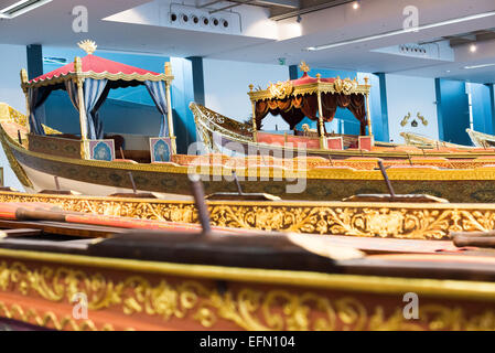 ISTANBUL, Türkei / Türkiye — das Istanbuler Marinemuseum stammt aus mehr als einem Jahrhundert und befindet sich heute in einem neuen zweckmäßig erbauten Gebäude am Ufer des Bosporus. Obwohl sie angeblich auf die türkische Marinestunde bezogen sind, besteht der Kern der Sammlung aus 14 kaiserlichen Kaiques, die meist aus dem 19. Jahrhundert stammen und auf den beiden Hauptgeschossen des Museums ausgestellt sind. Stockfoto