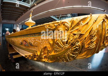 ISTANBUL, Türkei / Türkiye — das Istanbuler Marinemuseum stammt aus mehr als einem Jahrhundert und befindet sich heute in einem neuen zweckmäßig erbauten Gebäude am Ufer des Bosporus. Obwohl sie angeblich auf die türkische Marinestunde bezogen sind, besteht der Kern der Sammlung aus 14 kaiserlichen Kaiques, die meist aus dem 19. Jahrhundert stammen und auf den beiden Hauptgeschossen des Museums ausgestellt sind. Stockfoto