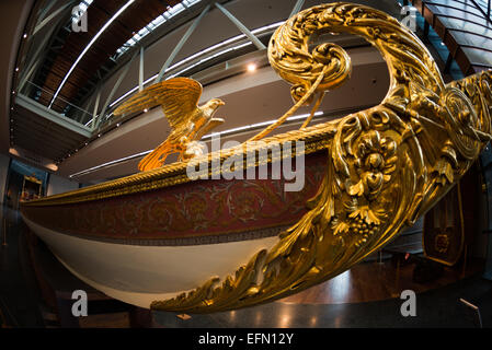 ISTANBUL, Türkei / Türkiye — das Istanbuler Marinemuseum stammt aus mehr als einem Jahrhundert und befindet sich heute in einem neuen zweckmäßig erbauten Gebäude am Ufer des Bosporus. Obwohl sie angeblich auf die türkische Marinestunde bezogen sind, besteht der Kern der Sammlung aus 14 kaiserlichen Kaiques, die meist aus dem 19. Jahrhundert stammen und auf den beiden Hauptgeschossen des Museums ausgestellt sind. Stockfoto