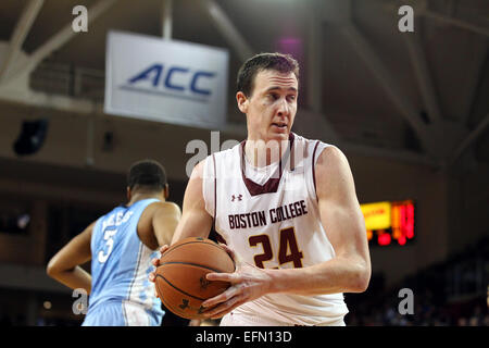 Chestnut Hill, Massachusetts, USA. 7. Februar 2015. Boston College Eagles Center Dennis Clifford (24) packt einen Rebound bei einem NCAA Basketball-Spiel zwischen den North Carolina Tar Heels und Boston College Eagles im Conte Forum in Chestnut Hill, Massachusetts. North Carolina besiegt Boston College 79-68.  Bildnachweis: Cal Sport Media/Alamy Live-Nachrichten Stockfoto