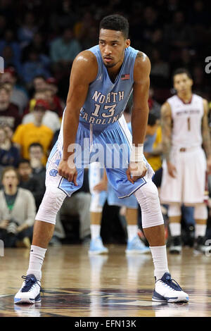 Chestnut Hill, Massachusetts, USA. 7. Februar 2015. North Carolina Tar Heels weiterleiten J.P. Tokoto (13) während einer NCAA Basketball-Spiel zwischen den North Carolina Tar Heels und Boston College Eagles im Conte Forum in Chestnut Hill, Massachusetts. North Carolina besiegt Boston College 79-68.  Bildnachweis: Cal Sport Media/Alamy Live-Nachrichten Stockfoto