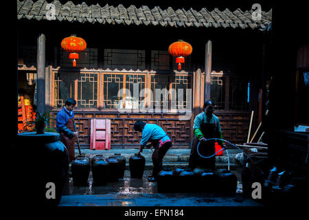 traditionelle Brauerei Technik des chinesischen Reiswein: eine traditionelle Workshop in Zhouzhuang, eine antike Stadt in der Nähe von Shanghai. Stockfoto