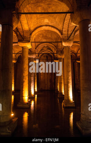 Basilika Zisterne Gewölbedecke und Säulen Istanbul / ISTANBUL, Türkei — die gewölbte Ziegeldecke der Zisterne der Basilika (auch bekannt als Yerebatan Sarnici) ragt über Marmorsäulen auf der historischen Halbinsel der Stadt. Während der Herrschaft des byzantinischen Kaisers Justinian I. aus dem 6. Jahrhundert erbaut, verteilen die kreuzförmigen Gewölbe und Rundbögen das Gewicht der Decke auf 336 Säulen. Diese unterirdische Technik ermöglichte es der Kammer, Wasser zu speichern, das über Aquädukt aus dem Belgrader Wald, etwa 19 km nördlich der Stadt, geliefert wurde. Stockfoto