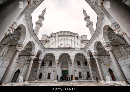 ISTANBUL, Türkei – der unverwechselbare hufeisenförmige Innenhof der Nuruosmaniye-Moschee verfügt über ein innovatives polyeckiges Klosterdesign, das in der osmanischen Architektur einzigartig ist. Diese 1755 fertiggestellte halbkreisförmige Kolonnade stellt eine dramatische Abkehr von den traditionellen rechteckigen Höfen der Moschee dar und veranschaulicht den osmanischen Barock. Die ungewöhnlich geschwungene Form des Hofes zeigt die architektonischen Experimente dieser Zeit. Stockfoto