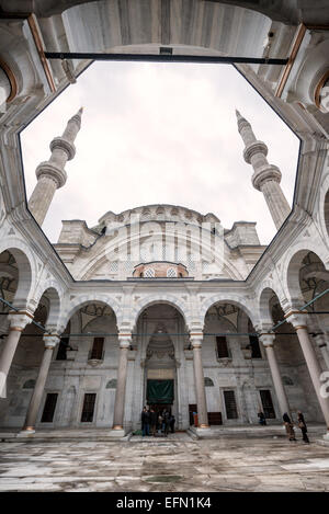 ISTANBUL, Türkei – der unverwechselbare hufeisenförmige Innenhof der Nuruosmaniye-Moschee verfügt über ein innovatives polyeckiges Klosterdesign, das in der osmanischen Architektur einzigartig ist. Diese 1755 fertiggestellte halbkreisförmige Kolonnade stellt eine dramatische Abkehr von den traditionellen rechteckigen Höfen der Moschee dar und veranschaulicht den osmanischen Barock. Die ungewöhnlich geschwungene Form des Hofes zeigt die architektonischen Experimente dieser Zeit. Stockfoto