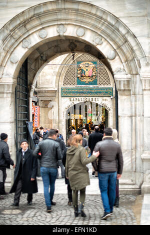 Grand Bazaar Tor Nuruosmaniye Istanbul | ISTANBUL, Türkei — Der Innenhof der Nuruosmaniye-Moschee rahmt einen Blick auf den Haupteingang des Großen Basars, Tor 1 (Nuruosmaniye Kapısı), und veranschaulicht die bewusste osmanische Integration von religiösem und kommerziellem Raum. Die Moschee wurde von Sultan Mahmud I. in Auftrag gegeben, mit der Grundsteinlegung im Januar 1749, und unter seinem Bruder Sultan Osman III. am 5. Dezember 1755 fertiggestellt — der erste sultanische religiöse Komplex, der in etwa 150 Jahren in Istanbul errichtet wurde. Entworfen vom griechischen Architekten Simeon Kalfa, steht sie als das erste monumentale Beispiel osmanischer B Stockfoto