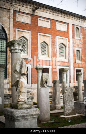 ISTANBUL, Türkei / Türkiye – Marmorstatuen und Säulen stehen in den Gärten der Istanbuler Archäologischen Museen. Die Archäologischen Museen von Istanbul, die sich in drei Gebäuden in den ursprünglich Gärten des Topkapi-Palastes in Istanbul, Türkei, befinden, sind über 1 Million Artefakte zu islamischer Kunst, historischer Archäologie des Nahen Ostens und Europas (sowie der Türkei) und ein Gebäude, das dem antiken Orient gewidmet ist. Stockfoto