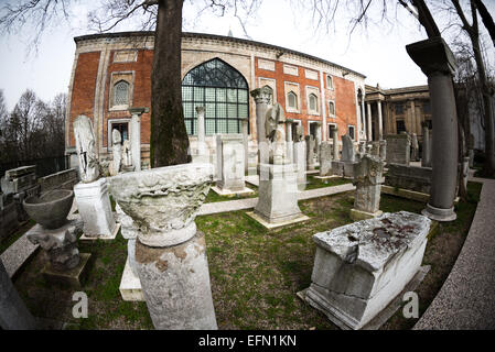 ISTANBUL, Türkei / Türkiye – Marmorstatuen und Säulen stehen in den Gärten der Istanbuler Archäologischen Museen. Die Archäologischen Museen von Istanbul, die sich in drei Gebäuden in den ursprünglich Gärten des Topkapi-Palastes in Istanbul, Türkei, befinden, sind über 1 Million Artefakte zu islamischer Kunst, historischer Archäologie des Nahen Ostens und Europas (sowie der Türkei) und ein Gebäude, das dem antiken Orient gewidmet ist. Stockfoto