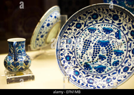 ISTANBUL, Türkei / Türkiye – Eine Schüssel, ein Teller und eine Kanne mit blau-weiß mit türkisfarbenen Iznik glasierten Kunstwerken aus der Zeit 1530-1545 im Fliesenkiosk der Istanbuler Archäologischen Museen. Der Fliesenkiosk wurde 1472 von Sultan Mehmed II. In Auftrag gegeben und ist eines der ältesten Gebäude Istanbuls. Es ist mit osmanischer Zivilarchitektur ausgestattet und war Teil des Außengartens des Topkapı-Palastes. Es diente zwischen 1875 und 1891 als Kaiserliches Museum, bevor die Sammlung in das neu errichtete Hauptgebäude übersiedelte. Es wurde 1953 als Museum für türkische und islamische Kunst für die Öffentlichkeit geöffnet und war auch heute noch ein Museum für türkische und islamische Kunst Stockfoto