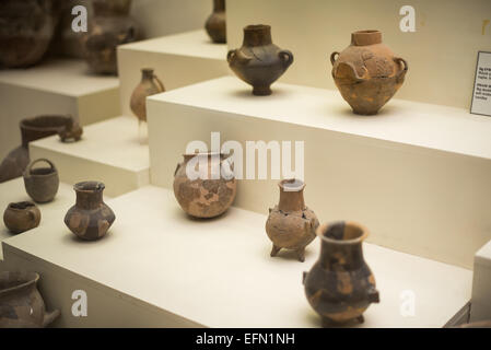 ISTANBUL, Türkei / Türkiye — Ausstellung mit Artefakten aus der 2. Siedlung der Türkei (2500-2300 v. Chr.) im Hauptgebäude der Istanbuler Archäologischen Museen. Die Archäologischen Museen von Istanbul, die sich in drei Gebäuden in den ursprünglich Gärten des Topkapi-Palastes in Istanbul, Türkei, befinden, sind über 1 Million Artefakte zu islamischer Kunst, historischer Archäologie des Nahen Ostens und Europas (sowie der Türkei) und ein Gebäude, das dem antiken Orient gewidmet ist. Stockfoto