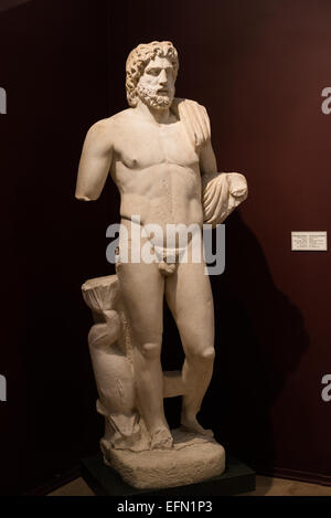 ISTANBUL, Türkei / Türkiye – Statue des Poseidon (Gott des Meeres), aus Marmor, aus dem Libanon, aus dem 1. Jahrhundert v. Chr. bis zum 1. Jahrhundert n. Chr., ausgestellt im Hauptgebäude der Archäologischen Museen von Istanbul. Die Archäologischen Museen von Istanbul, die sich in drei Gebäuden in den ursprünglich Gärten des Topkapi-Palastes in Istanbul, Türkei, befinden, sind über 1 Million Artefakte zu islamischer Kunst, historischer Archäologie des Nahen Ostens und Europas (sowie der Türkei) und ein Gebäude, das dem antiken Orient gewidmet ist. Stockfoto