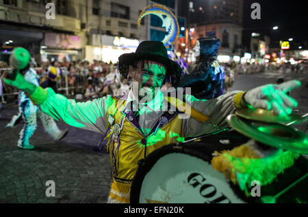 Buenos Aires, Argentinien. 7. Februar 2015. Ein Mann führt während der Festlichkeiten des Karnevals, in Buenos Aires Stadt, Hauptstadt von Argentinien, am 7. Februar 2015. Bildnachweis: Martin Zabala/Xinhua/Alamy Live-Nachrichten Stockfoto