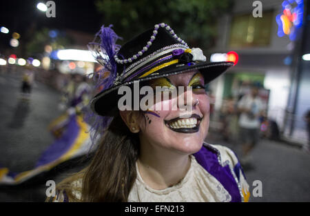 Buenos Aires, Argentinien. 7. Februar 2015. Eine Frau reagiert während der Festlichkeiten des Karnevals, in Buenos Aires Stadt, Hauptstadt von Argentinien, am 7. Februar 2015. Bildnachweis: Martin Zabala/Xinhua/Alamy Live-Nachrichten Stockfoto