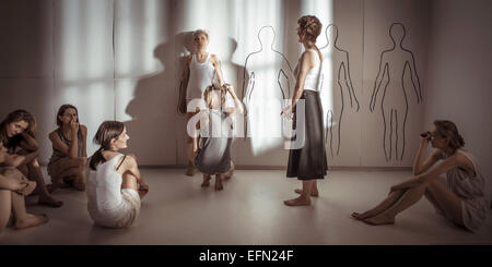 Eine undatiertes Handout Bild zeigt Schauspieler Justyna Suwala und Maja Ostaszewska in ein Standbild aus dem Film "Körper" des Regisseurs Malgorzata Szumowska. Der Film werden im offiziellen Wettbewerb der 65. jährlichen Berliner Filmfestspiele "Berlinale", das von 05 bis 15. Februar 2015 läuft präsentiert. Foto: JACEK DRYGALA/BERLINALE/Dpa - obligatorische CREDIT/NO Vertrieb/Nutzung nur bis 15 März 2015 HANDOUT nur zur redaktionellen Nutzung Stockfoto