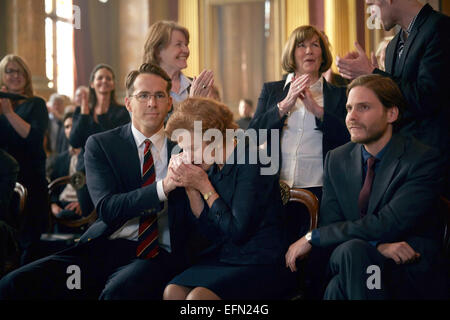 Eine undatiertes Handout Bild zeigt Schauspieler Ryan Reynolds, Helen Mirren und Daniel Bruehl in ein Standbild aus dem Film "Frau in Gold" von Regisseur Simon Curtis. Der Film präsentiert werden, im Abschnitt "Berlinale Special" der 65. jährlichen Berliner Filmfestspiele "Berlinale", das von 05 bis 15. Februar 2015 läuft. Foto: ROBERT VIGLASKY/die WEINSTEIN COMPANY/BERLINALE/Dpa - obligatorische CREDIT/NO Vertrieb/Nutzung nur bis 15 März 2015 HANDOUT nur zur redaktionellen Nutzung - keine Nutzung ON soziale Netzwerke wie TWITTER, FACEBOOK, GOOGLE - Stockfoto