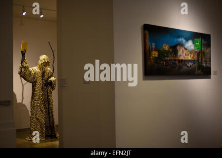 Jakarta, Indonesien. Februar 2015, 07th. Halluzinogen (links), Installationskunst von Titarubi aus vergoldeten Muskatnüssen, Edelstahl, gebranntem Holz und vergoldeten Büchern. Kunstausstellung von Jakarta Endowment for the Arts and Heritage, die holländische Kolonialzeit mit der Gegenwart verbindet und die Revitalisierung der Altstadt unterstützt. Bis zum 3rd. Mai 2015 in Jakarta, Indonesien. Stockfoto