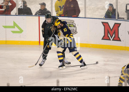 Chicago, Illinois, USA. 7. Februar 2015. 7. Februar 2015: Michigans Justin Selman (10) verliert seinen Stock nach Überprüfung von Michigan State Rhett Holland (11) während der Coyote Logistik Hockey City Classic NCAA-Eishockey-Spiel zwischen der Michigan State Spartans und der Michigan am Soldier Field in Chicago, IL. Michigan gewann 4: 1. Patrick Gorski/CSM Credit: Cal Sport Media/Alamy Live-Nachrichten Stockfoto