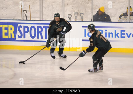 Chicago, Illinois, USA. 7. Februar 2015. 7. Februar 2015: Michigan State John Draeger (7) steuert den Puck neben seinem Teamkollegen Michigan State Mackenzie MacEachern (15) während der Coyote Logistik Hockey City Classic NCAA-Eishockey-Spiel zwischen der Michigan State Spartans und der Michigan am Soldier Field in Chicago, IL. Michigan gewann 4: 1. Patrick Gorski/CSM Credit: Cal Sport Media/Alamy Live-Nachrichten Stockfoto