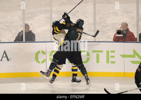 Chicago, Illinois, USA. 7. Februar 2015. 7. Februar 2015: Michigan State Rhett Holland (11) Cehcks Michigans Justin Selman (10) während der Coyote Logistik Hockey City Classic NCAA-Eishockey-Spiel zwischen der Michigan State Spartans und der Michigan am Soldier Field in Chicago, IL. Michigan gewann 4: 1. Patrick Gorski/CSM Credit: Cal Sport Media/Alamy Live-Nachrichten Stockfoto