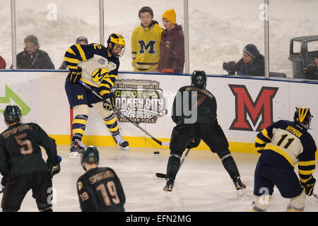 Chicago, Illinois, USA. 7. Februar 2015. 7. Februar 2015: Michigans Cristóbal "Boo" Nieves (12) steuert Puck vor Michigan State John Draeger (7) während der Coyote Logistik Hockey City Classic NCAA-Eishockey-Spiel zwischen der Michigan State Spartans und der Michigan am Soldier Field in Chicago, IL. Michigan gewann 4: 1. Patrick Gorski/CSM Credit: Cal Sport Media/Alamy Live-Nachrichten Stockfoto