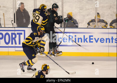 Chicago, Illinois, USA. 7. Februar 2015. 7. Februar 2015: Michigans Dexter Dancs (39) prüft Michigan State Mackenzie MacEachern (15) in den Vorständen bei der Coyote Logistik Hockey City Classic NCAA-Eishockey-Spiel zwischen der Michigan State Spartans und der Michigan am Soldier Field in Chicago, IL. Michigan gewann 4: 1. Patrick Gorski/CSM Credit: Cal Sport Media/Alamy Live-Nachrichten Stockfoto