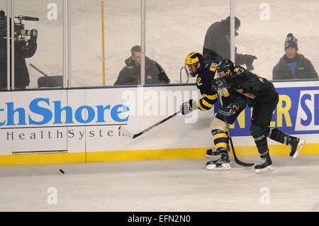 Chicago, Illinois, USA. 7. Februar 2015. 7. Februar 2015: Michigans Cristóbal "Boo" Nieves (12) und des Staates Michigan Matt Berry (27) vor dem für den Puck in der Coyote Logistik Hockey City Classic NCAA-Eishockey-Spiel zwischen der Michigan State Spartans und der Michigan am Soldier Field in Chicago, IL. Michigan gewann 4: 1. Patrick Gorski/CSM Credit: Cal Sport Media/Alamy Live-Nachrichten Stockfoto