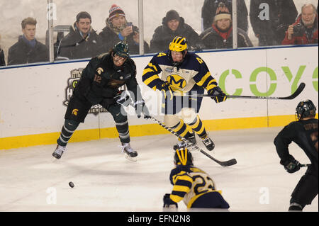 Chicago, Illinois, USA. 7. Februar 2015. 7. Februar 2015: Michigan State Ryan Keller (12) und Michigans Cutler Martin (4) Kampf um den Puck in der Coyote Logistik Hockey City Classic NCAA-Eishockey-Spiel zwischen der Michigan State Spartans und der Michigan am Soldier Field in Chicago, IL. Michigan gewann 4: 1. Patrick Gorski/CSM Credit: Cal Sport Media/Alamy Live-Nachrichten Stockfoto