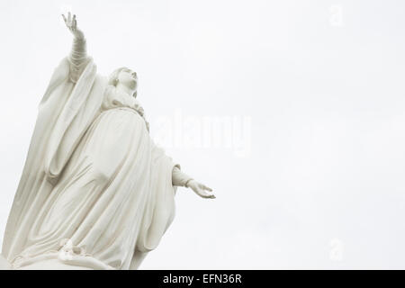 Virgen De La Inmaculada Concepción Statue auf Cerro San Cristobal hill am Parque Metropolitano de Santiago, Santiago, Chile, So Stockfoto