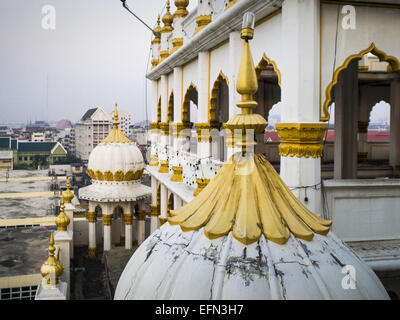 Bangkok, Bangkok, Thailand. 8. Februar 2015. Die Dachlinie des Gurdwara Siri Guru Singh Sabha in Bangkok. Thailand hat eine kleine, aber einflussreiche Sikh-Gemeinde. Sikhs kamen nach Thailand, dann Siam in den 1890er Jahren. Mittlerweile gibt es mehrere tausend Thai-indische Sikh-Familien. Gurdwara Siri Guru Singh Sabha wurde 1913 gegründet. Bau des aktuellen Gebäudes, angrenzend an das Original Gurdwara ("Tor zum Guru''), begann im Jahre 1979 und wurde 1981 fertiggestellt. Die Sikh-Gemeinschaft dient eine tägliche kostenlose vegetarische Mahlzeit in der Gurdwara, die Menschen jeden Glaubens und Hintergrund zur Verfügung steht. (C Stockfoto