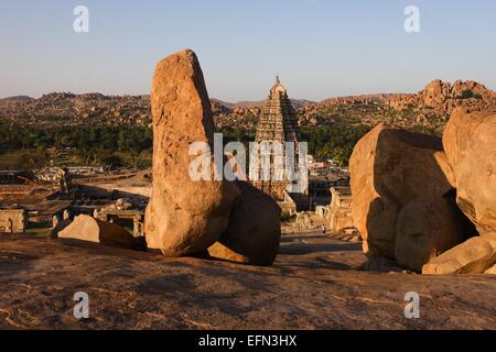 (150208)--KARNATAKA, 8. Februar 2015 (Xinhua)--der Virupaksha-Tempel ist am Hampi im Bellary District of India Bundesstaat Karnataka, 6. Februar 2015 zu sehen. Spitznamen wie "Hampi: The Lost World", die strenge, grandiose Website von Hampi war die letzte Hauptstadt des letzten großen hinduistischen Königreich von Vijayanagar. Seine sagenhaft reichen Fürsten gebaut dravidischen Tempel und Paläste, die die Bewunderung der Reisenden zwischen dem 14. und 16. Jahrhundert. Von der Deccan muslimischen Konföderation im Jahre 1565 erobert, wurde die Stadt über einen Zeitraum von sechs Monaten vor dem Verlassenwerden geplündert. Die Gruppen der Monumente in Hampi war e Stockfoto